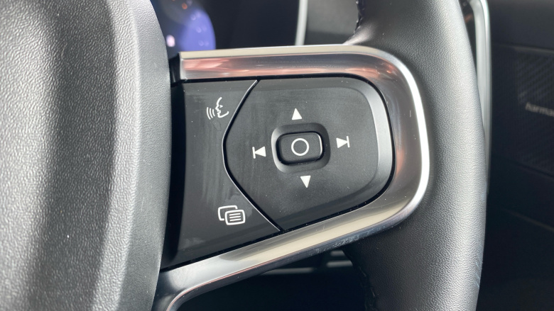 Volvo XC40 2.0 B4P Ultra Dark 5dr Auto Petrol Estate